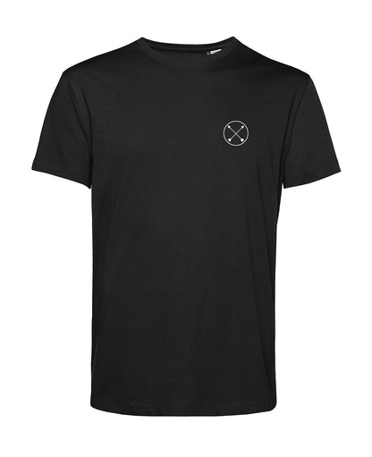 Camiseta negra unisex 100% algodón con logo pequeño en el pecho y diseño grande en la espalda – estilo urbano Street Basics.

